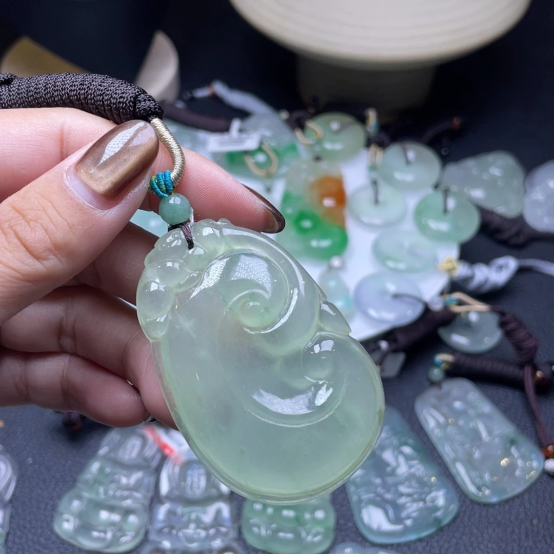 颈饰未镶嵌翡翠