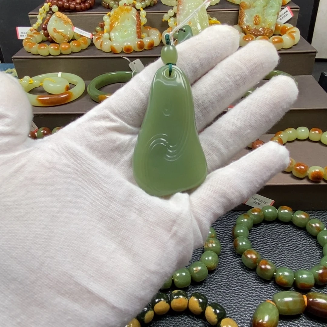 透闪石质玉未镶嵌颈饰