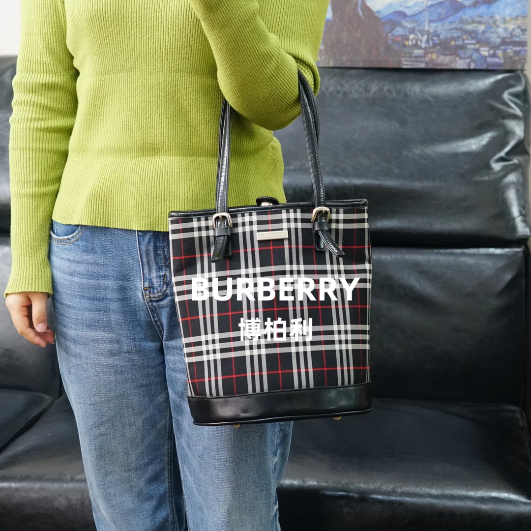 95新 BURBERRY/博柏利 巴宝莉/格纹水桶包/DJ02812957/2957