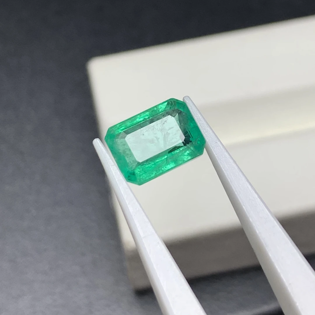 天然祖母绿裸石1.93克拉8.72×6.43×3.93毫米长方形带GRC证书