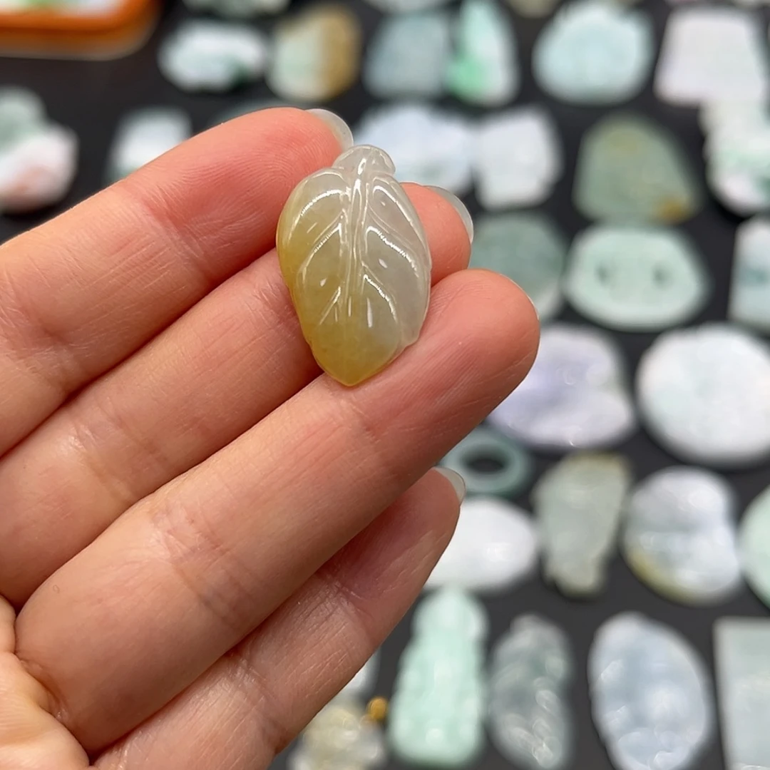 【闪购商品】翡翠颈饰未镶嵌叶子