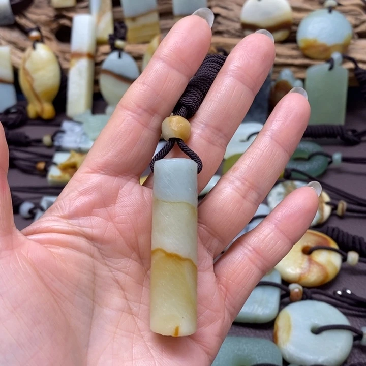 蛇纹石玉未镶嵌颈饰