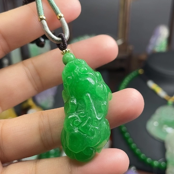 翡翠未镶嵌吊坠(赠链)