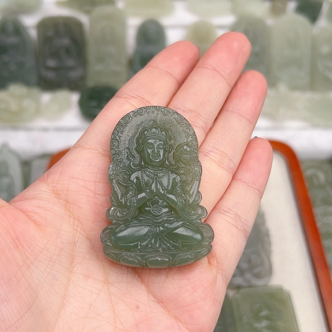 颈饰未镶嵌和田玉艳**照