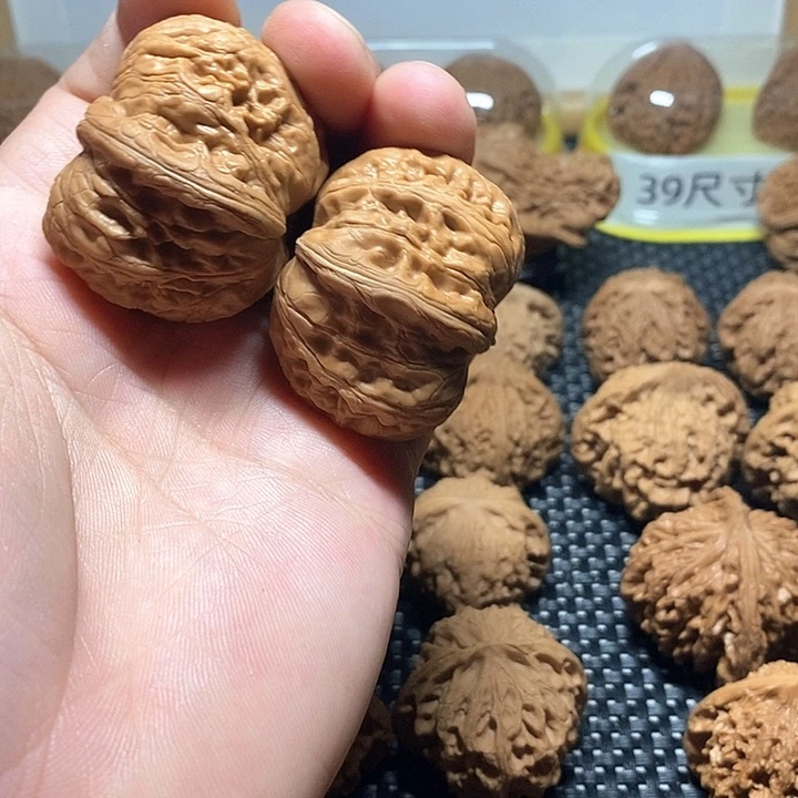 藁****缝元宝核桃文玩把件6213