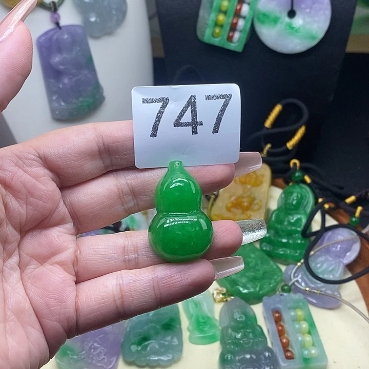 翡翠未镶嵌吊坠(赠链)