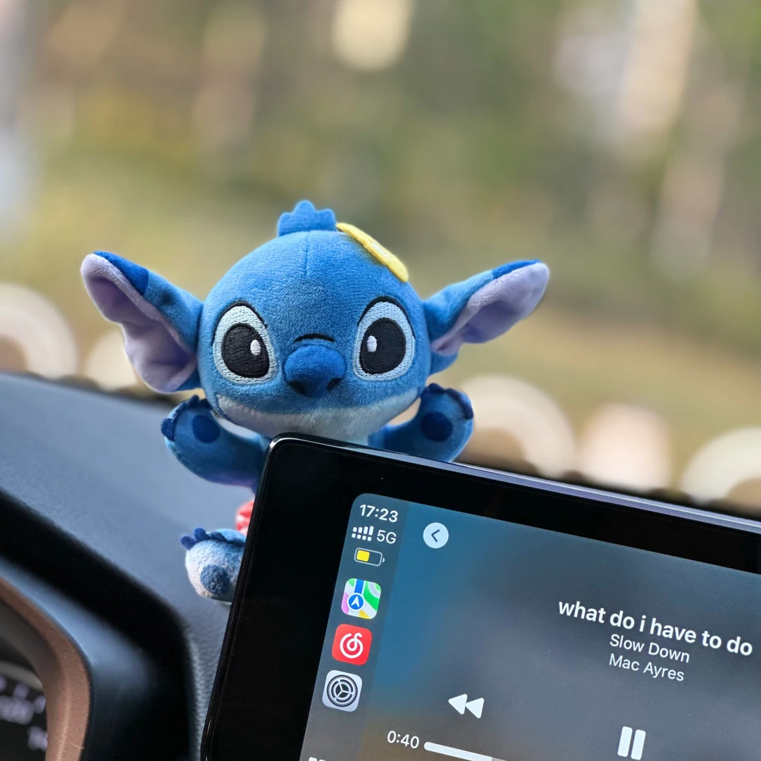 史迪仔汽车车载显示屏趴趴摆件特斯拉中控屏幕高级毛绒公仔装饰品