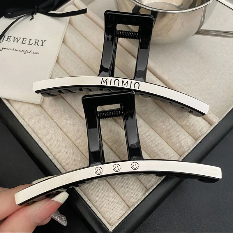 高级感字母抓夹女发夹大号气质鲨鱼夹后脑勺盘夹子韩版时尚发饰