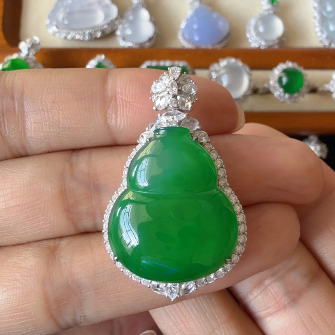 翡翠18K金镶嵌颈饰吊坠