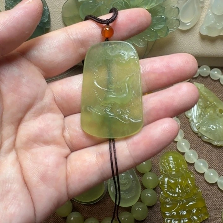蛇纹石玉未镶嵌颈饰