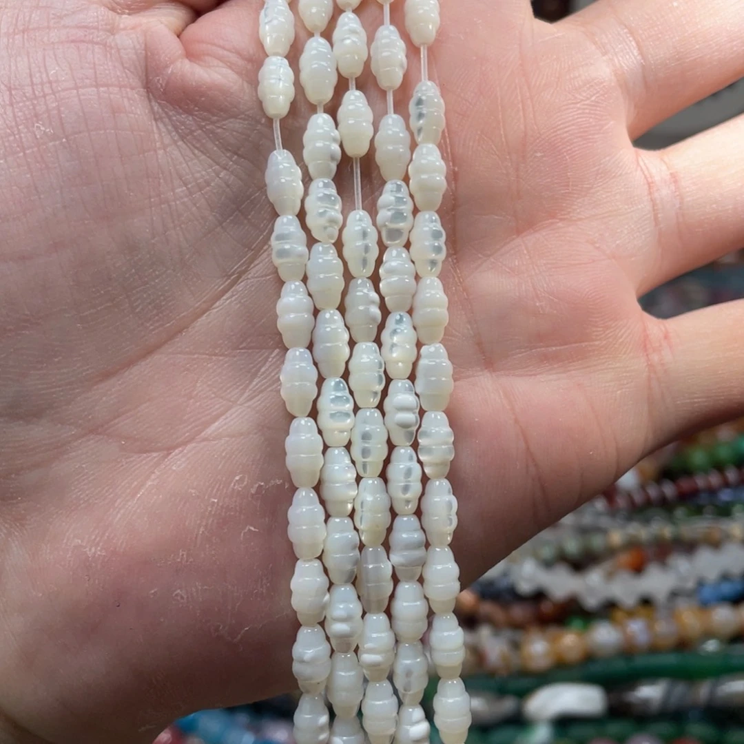 石英质玉，白蝶贝云朵5×9mm一条，未镶嵌