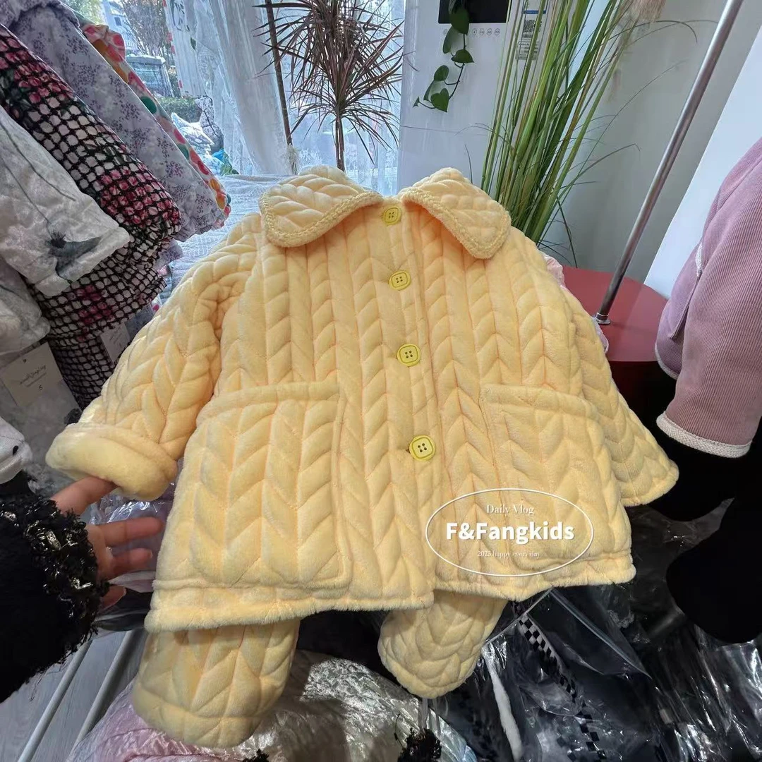 幼米黄色修身睡衣套装