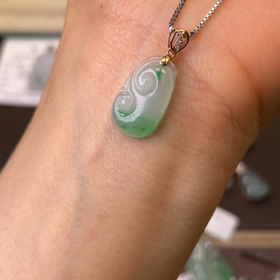 翡翠18K金镶嵌颈饰