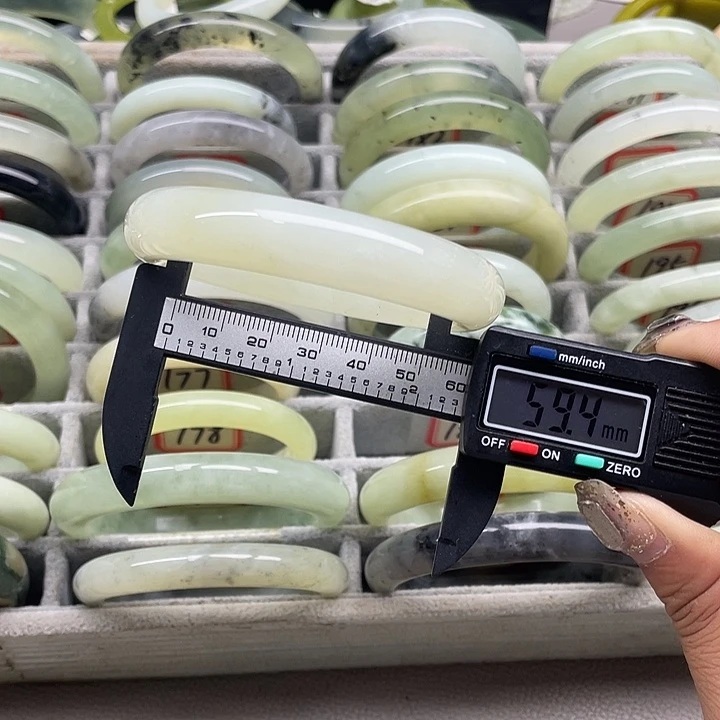 蛇纹石玉未镶嵌手镯188