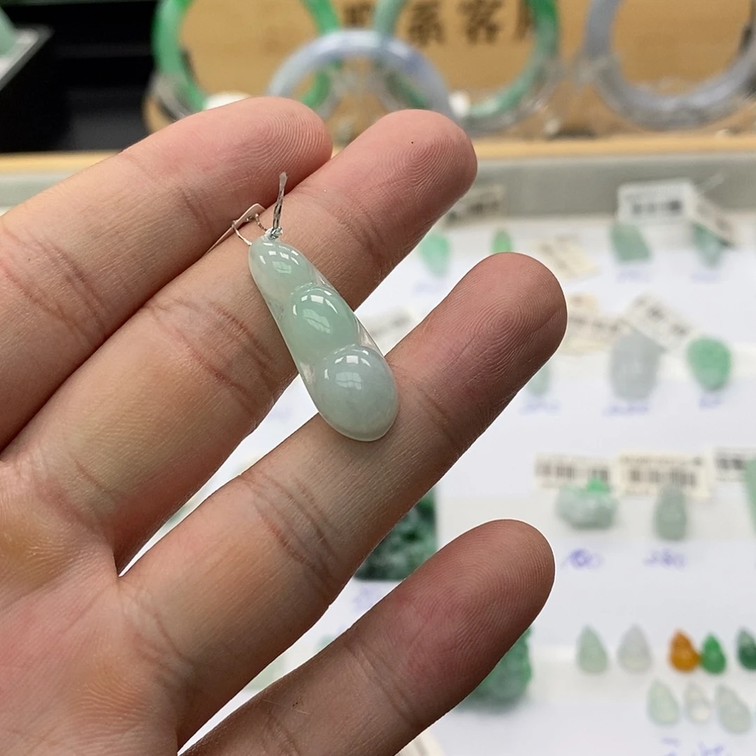 翡翠手镯未镶嵌吊坠