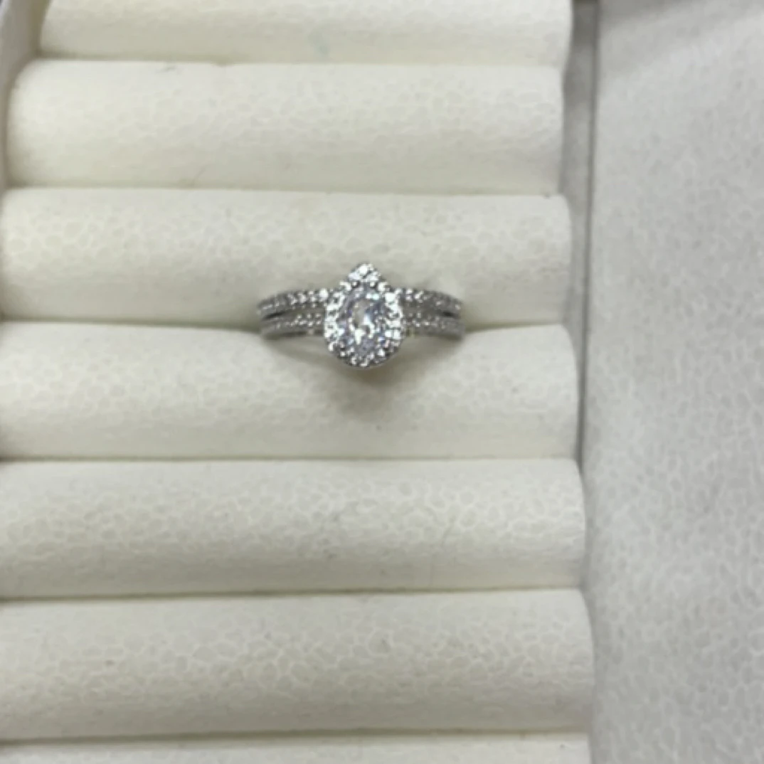 铜合金戒指 25094 镶嵌水滴套戒。银色底