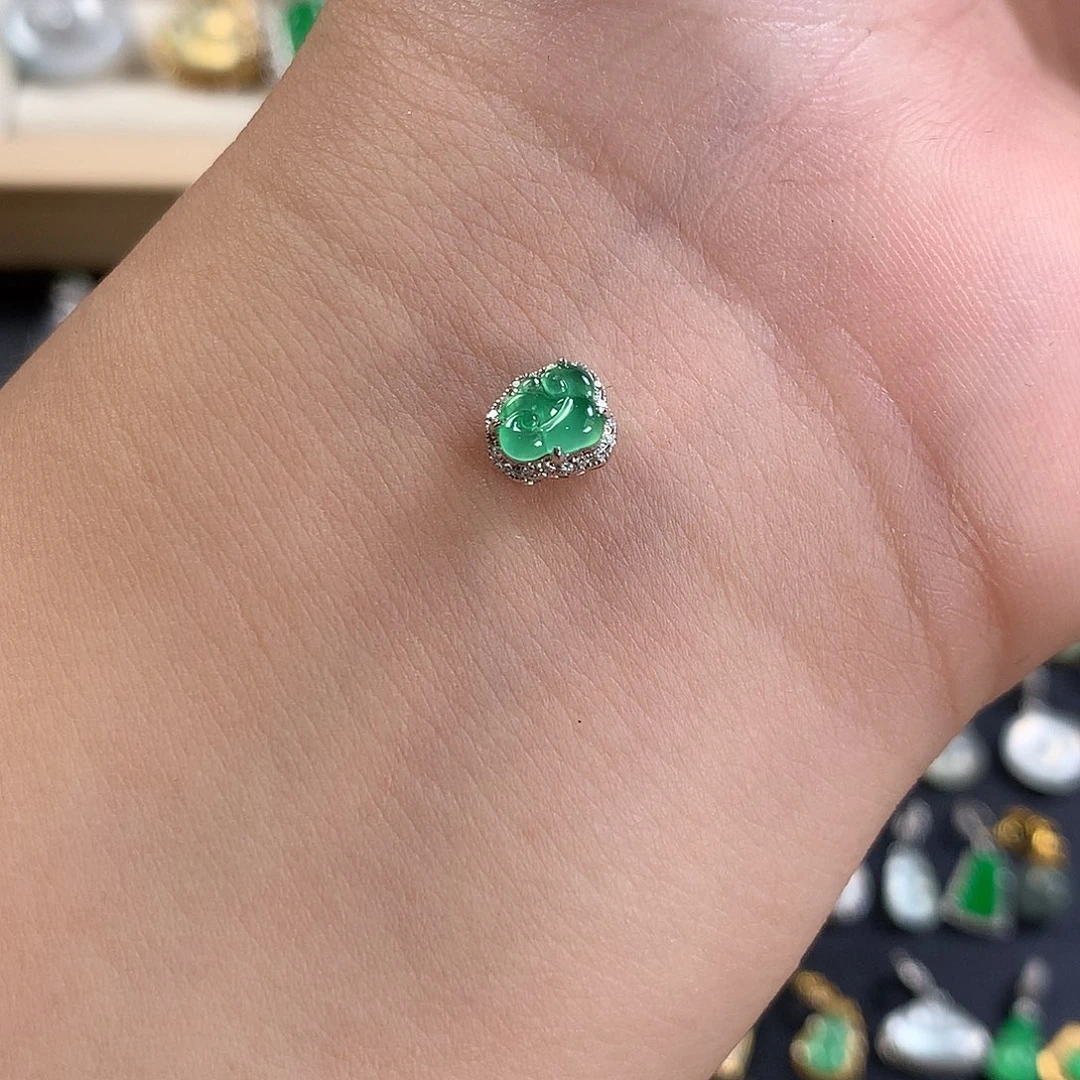 翡翠18K金镶嵌颈饰