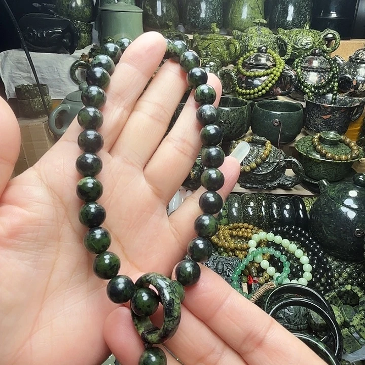 蛇纹石玉未镶嵌珠宝半成品藏玉药王石福利款1.0手持