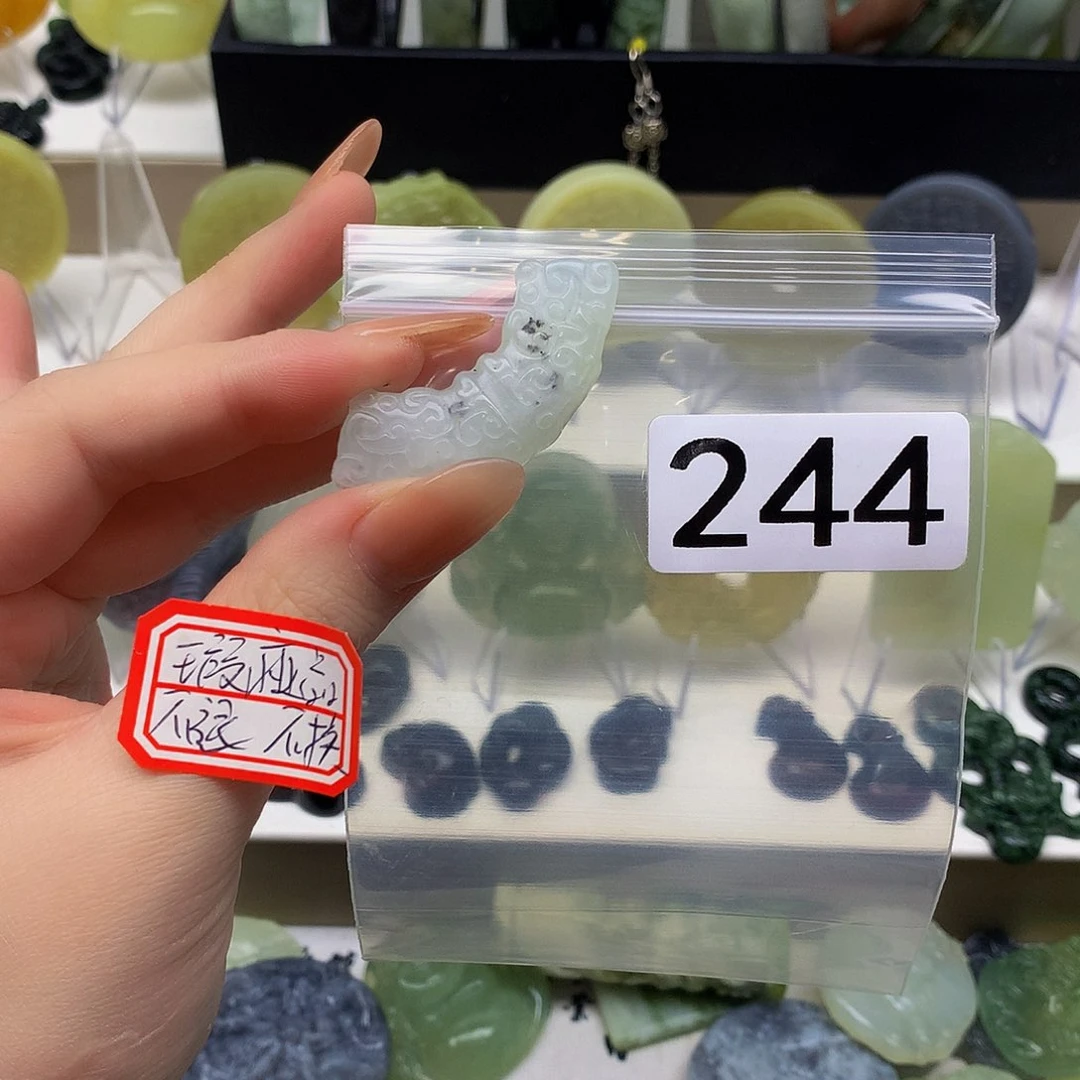 蛇纹石玉颈饰未镶嵌