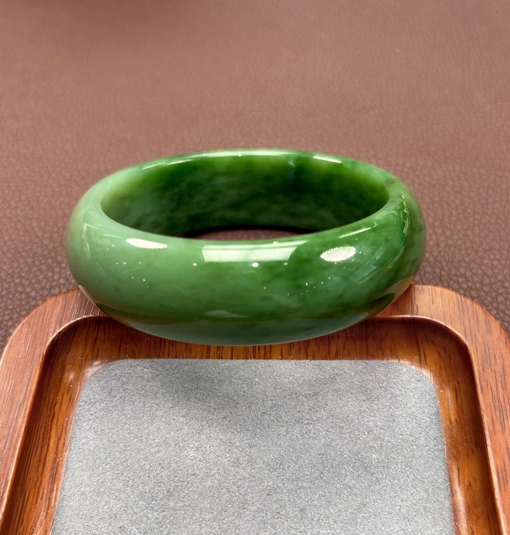 和田玉碧玉手镯56-57圈，七号矿老西瓜皮色标级，高端场合标配！