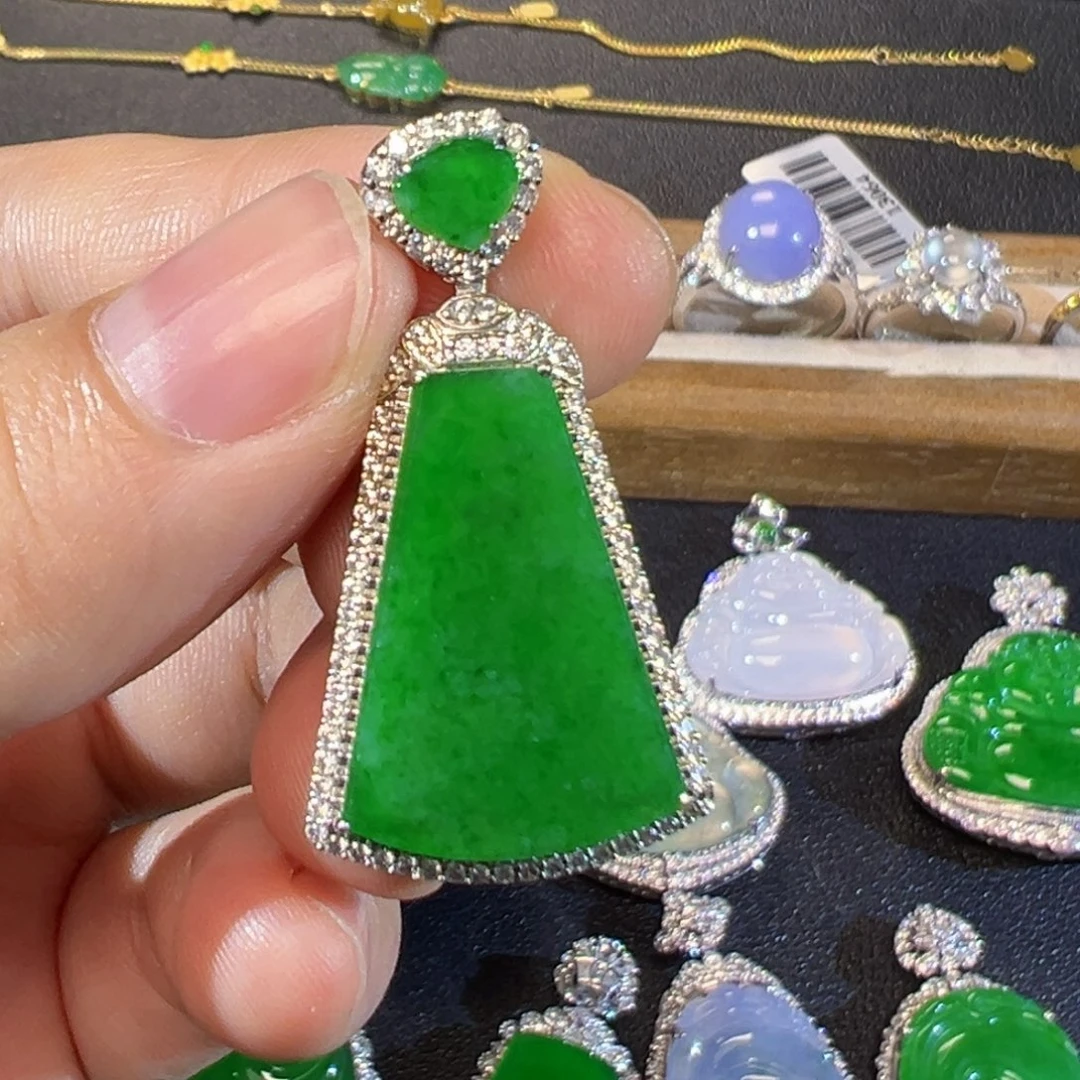 翡翠18K金镶嵌颈饰