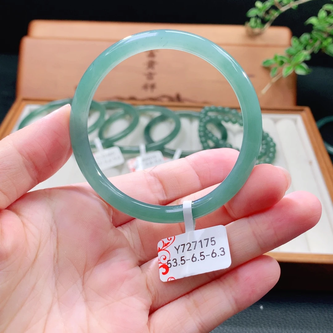 未镶嵌手镯（圆镯）翡翠