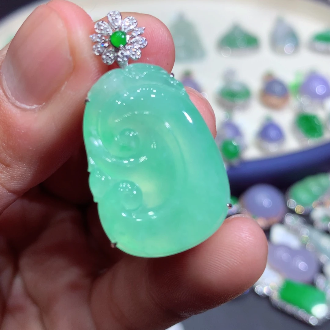 翡翠吊坠(赠链)18K金镶嵌