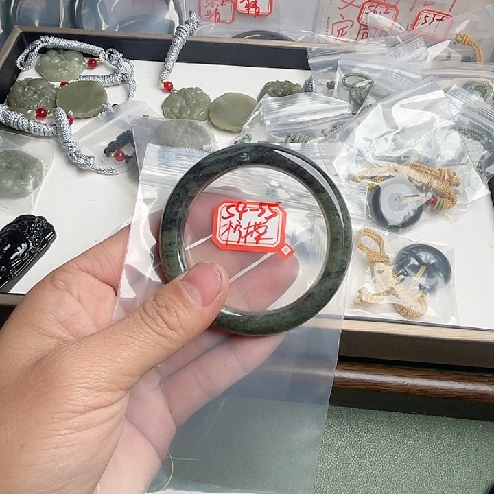 柠***n和田玉未镶嵌手镯