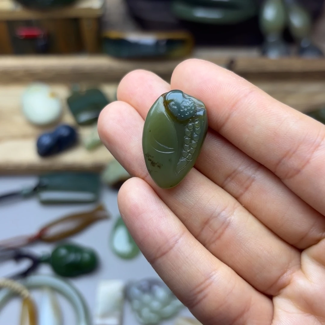 透闪石质玉未镶嵌颈饰