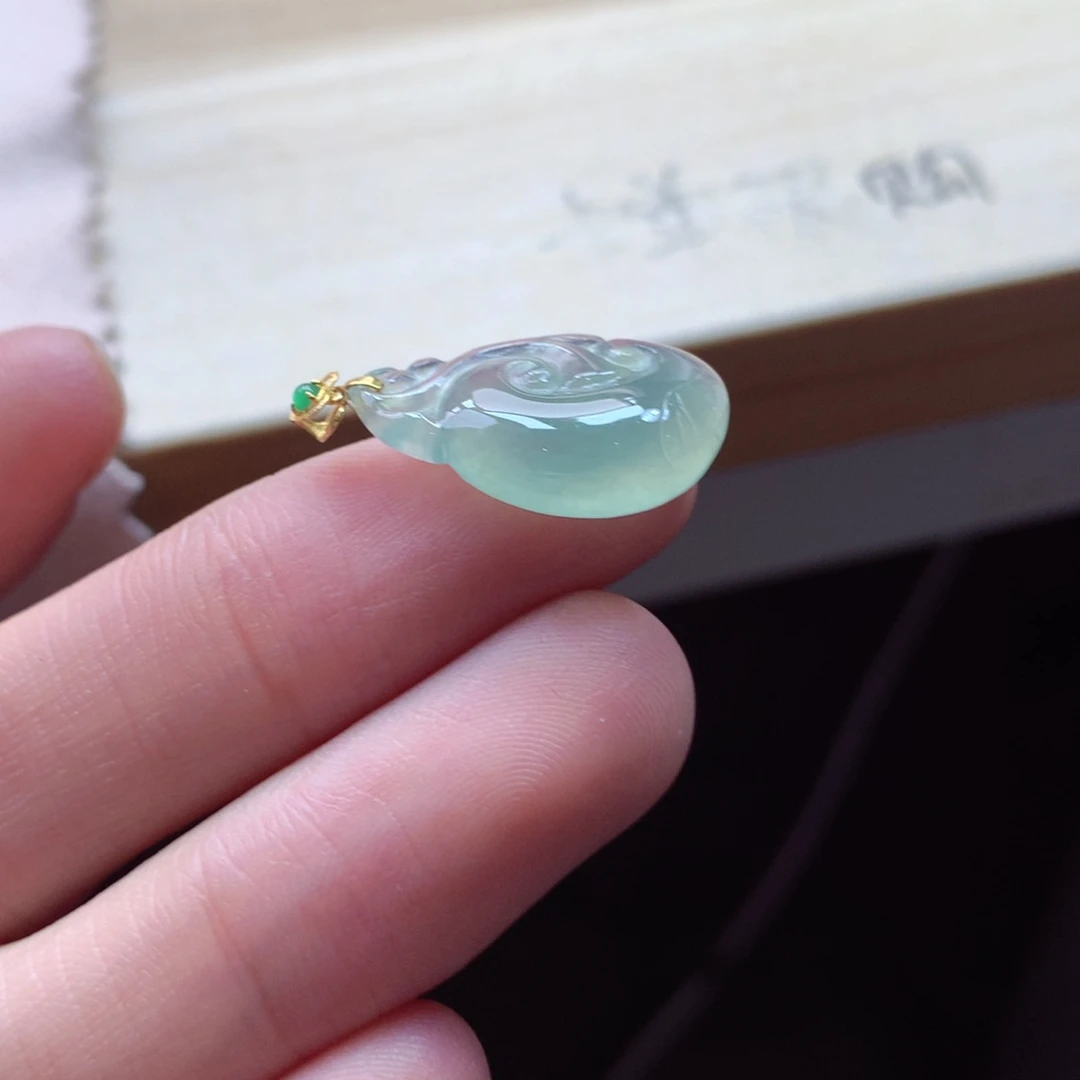 翡翠颈饰18K金镶嵌吊坠