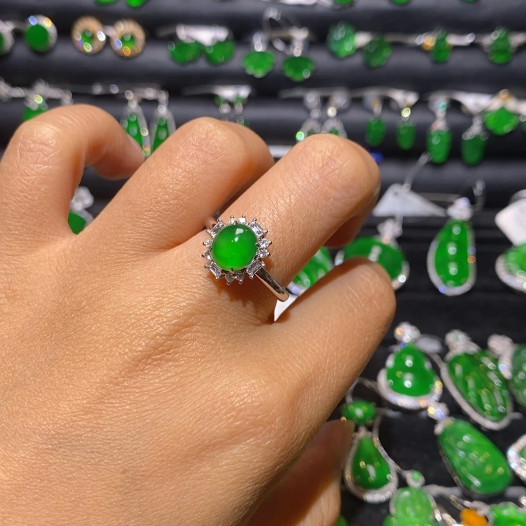 翡翠戒指18K金镶嵌蛋面