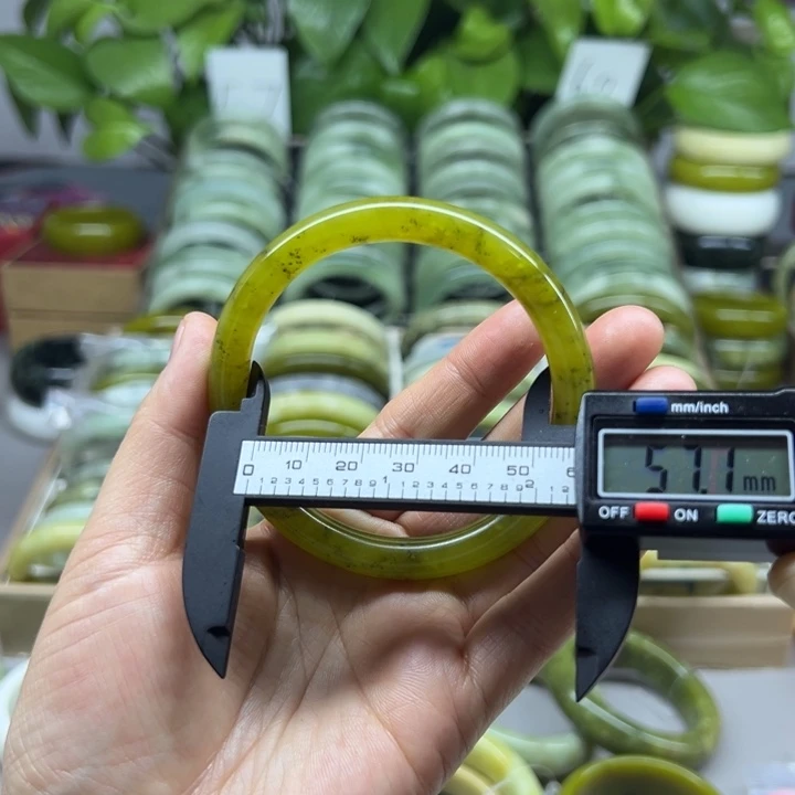 蛇纹石玉未镶嵌手镯51