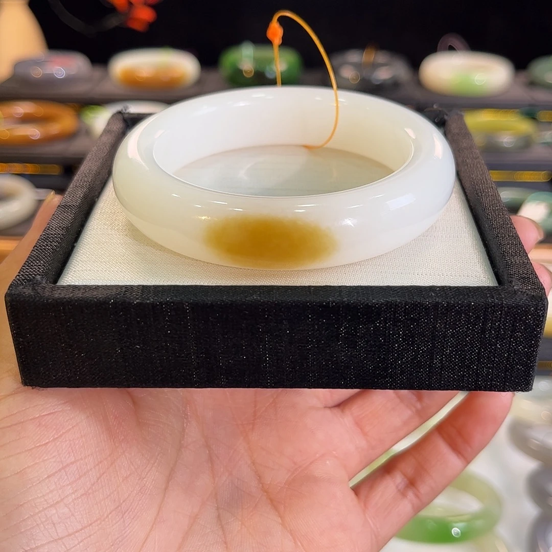 和田玉未镶嵌手镯黄糖白肉