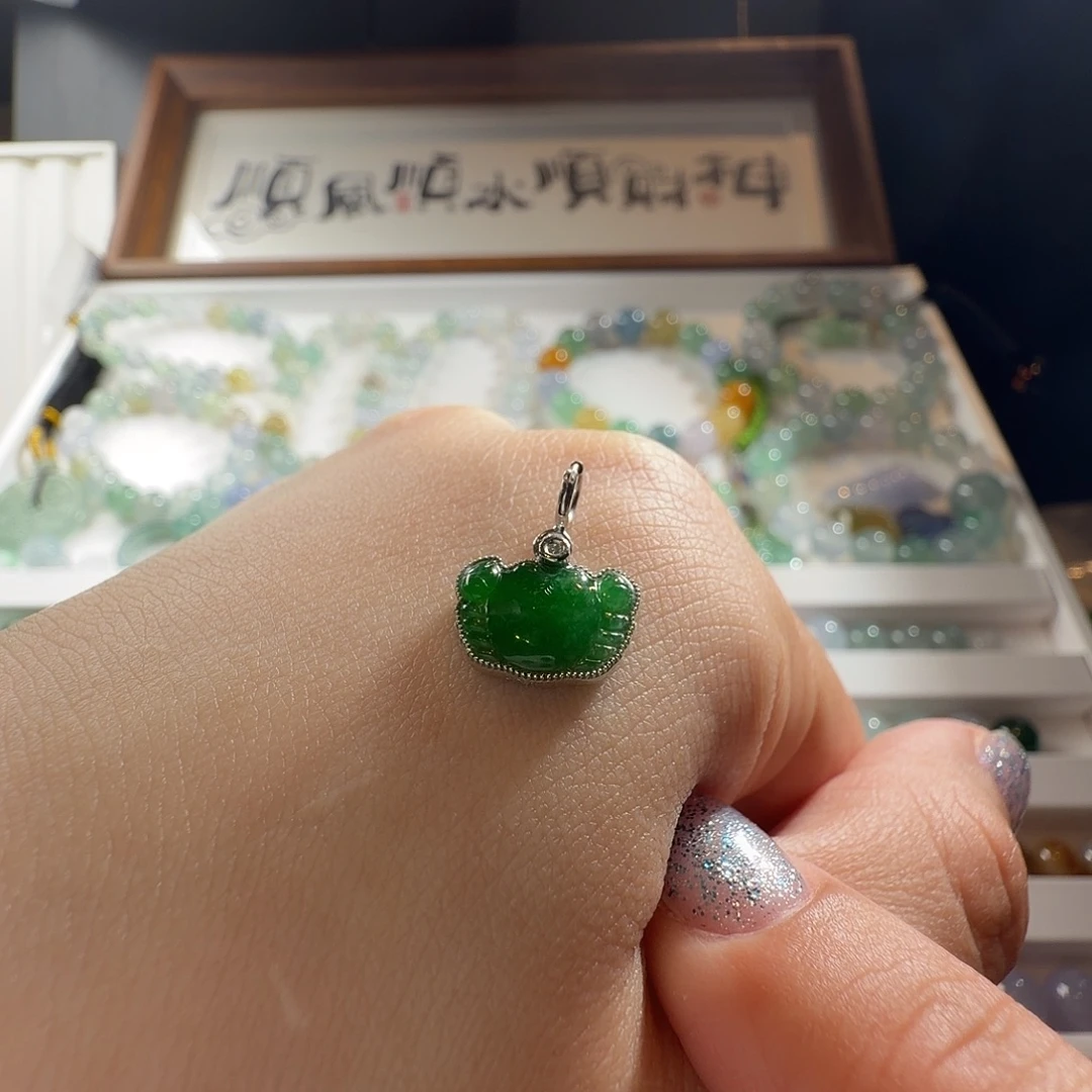 翡翠18K金镶嵌颈饰