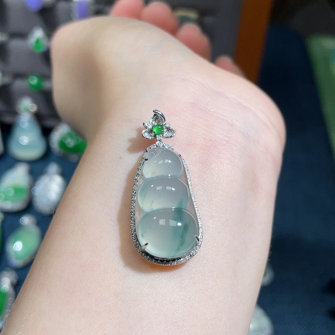 翡翠18K金镶嵌颈饰冰飘花福豆