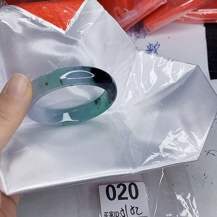 翡翠未镶嵌手镯一图一物实物为准（微瑕处理）