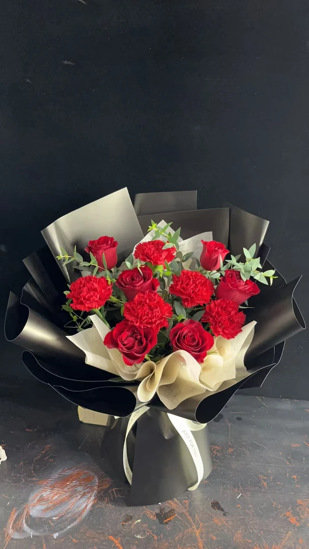冠觉群芳11枝混搭红玫瑰红色康乃馨鲜