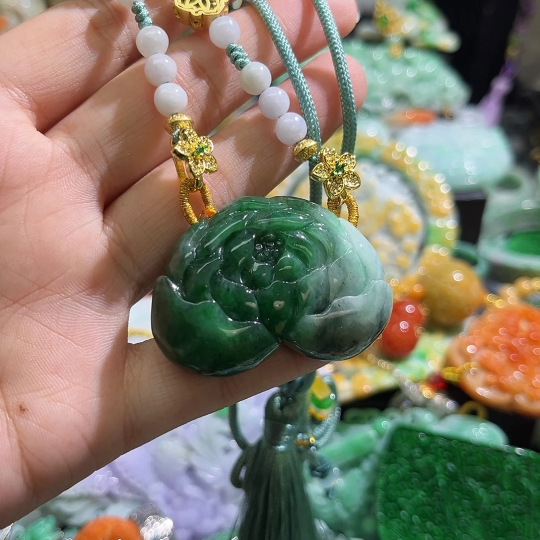 翡翠未镶嵌颈饰待编织