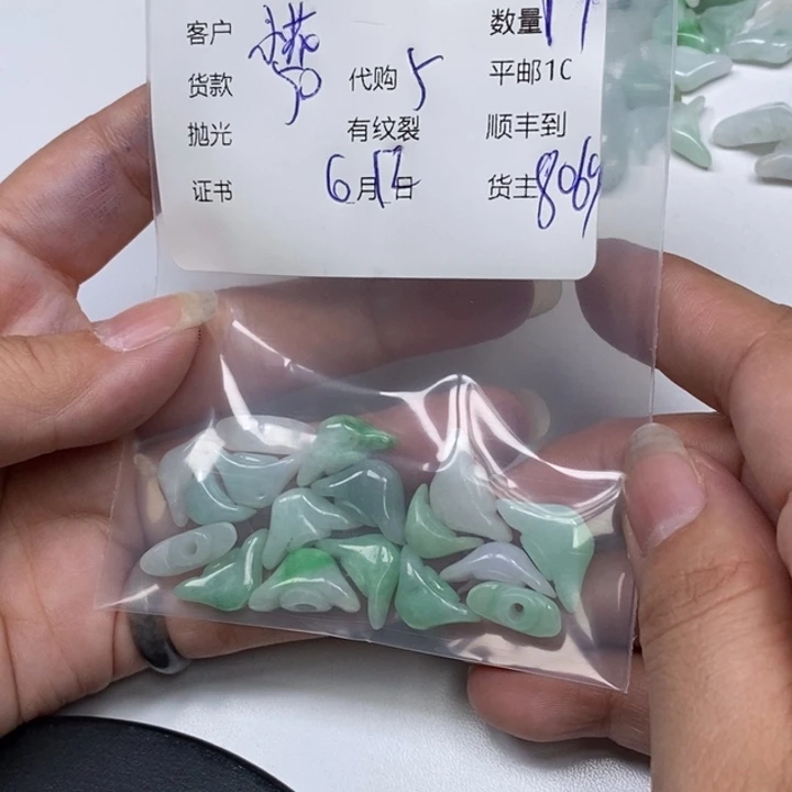 翡翠未镶嵌颈饰小*花翡翠吊坠