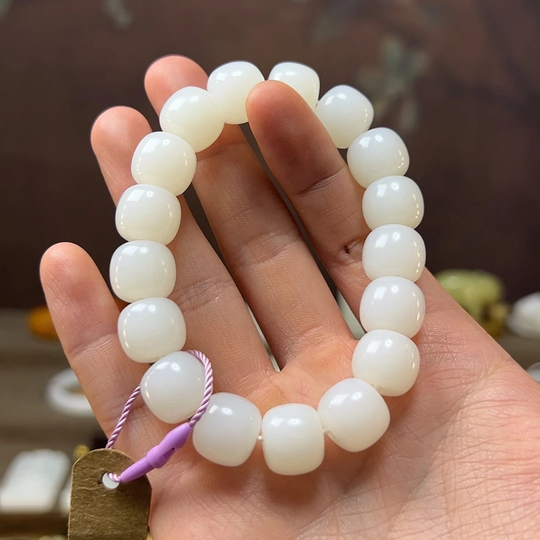 和田玉未镶嵌挂件鱼**。