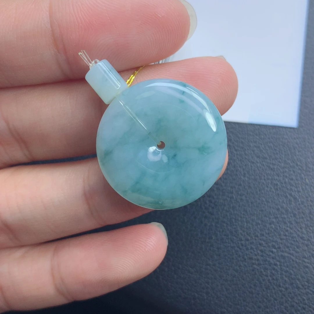 翡翠颈饰未镶嵌平安扣