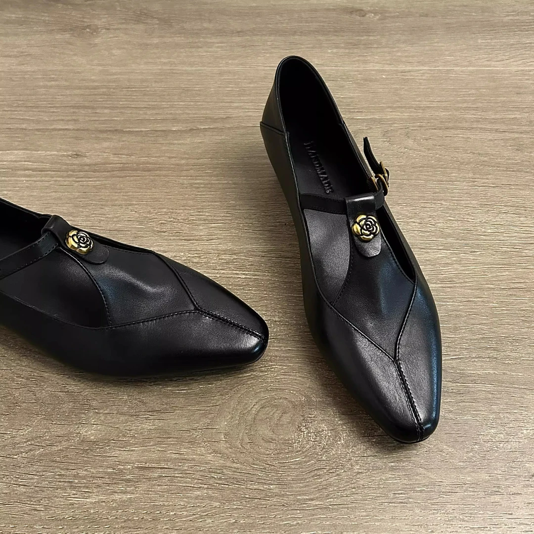 一字扣带玛丽珍鞋浅口镂空复古山茶花通勤粗跟单鞋女尖头真皮时尚