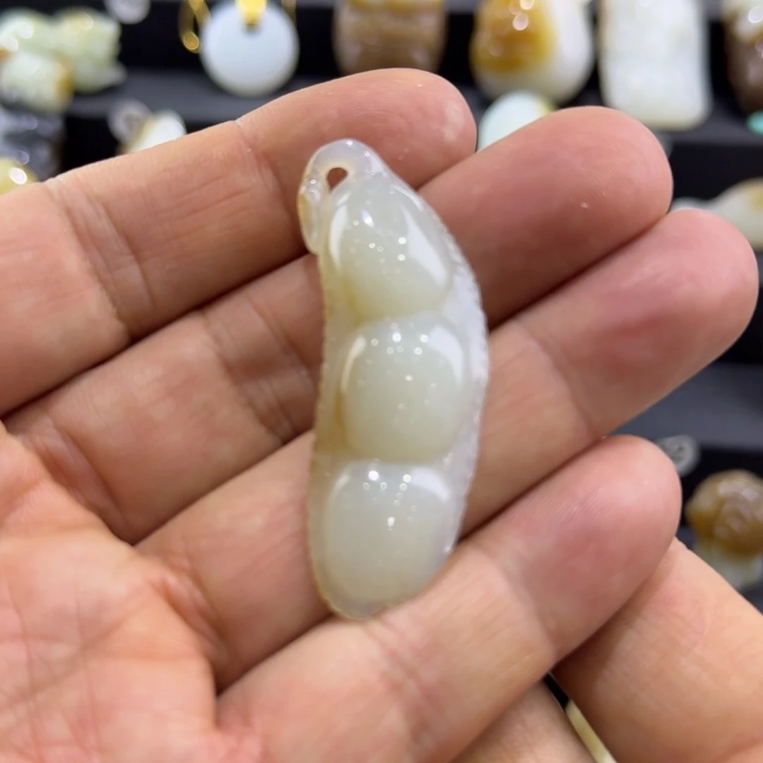 和田玉未镶嵌吊坠(赠链)四季豆