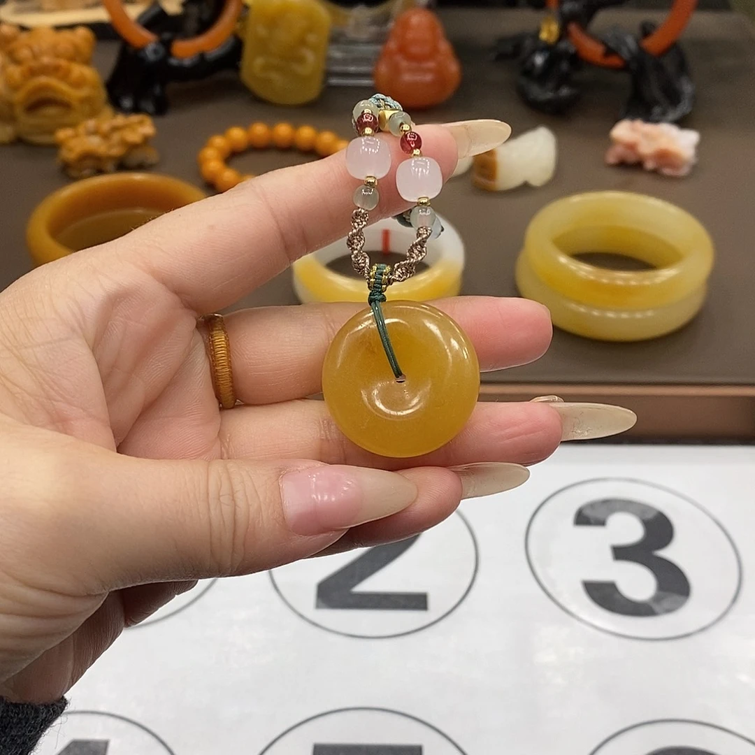 颈饰未镶嵌石英质玉