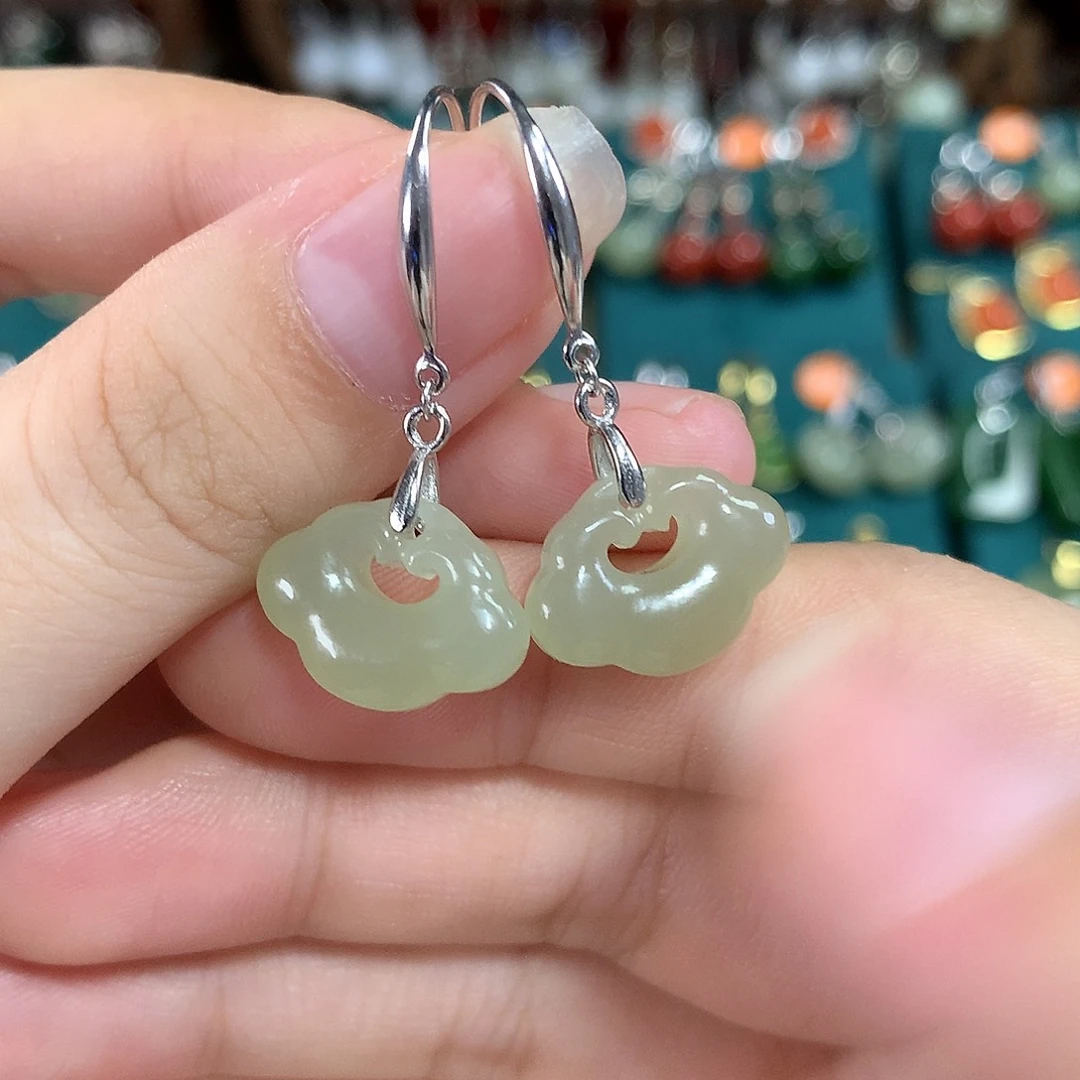 银S925镶嵌和田玉耳饰祥云锁卡15.5左右