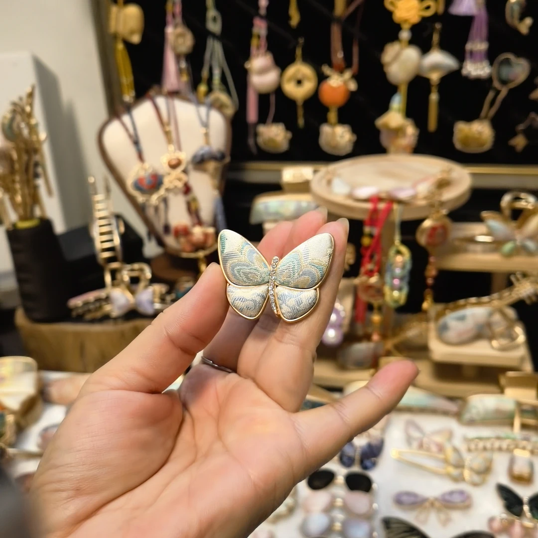 锌合金布艺胸针 奢华名家宋锦手工制作布艺别针轻奢百搭精致金色