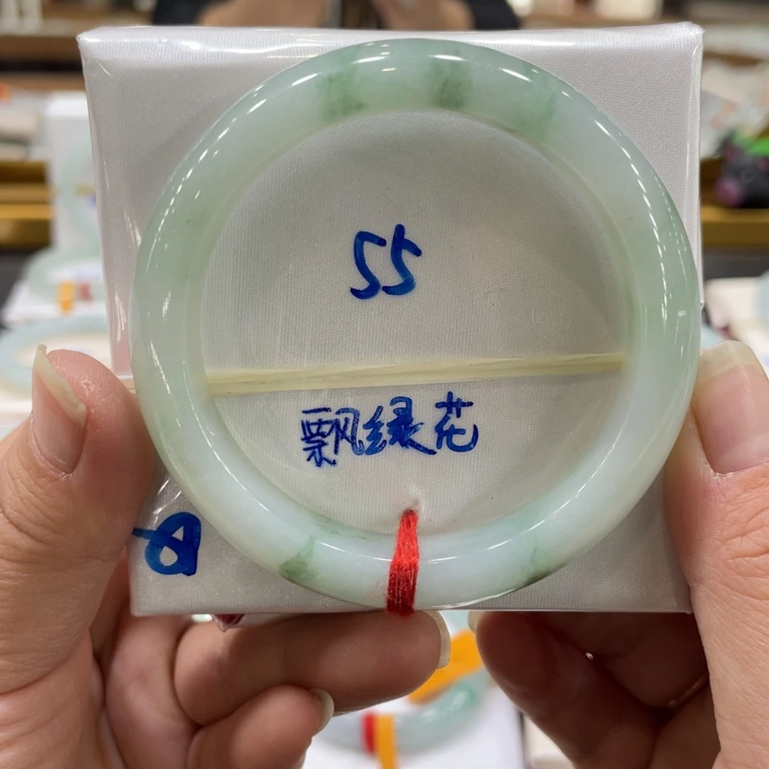 翡翠手镯未镶嵌翡翠