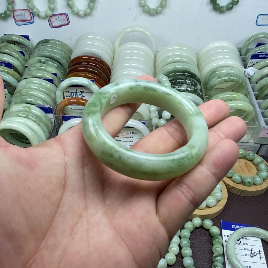 指***蕾蛇纹石玉未镶嵌手镯