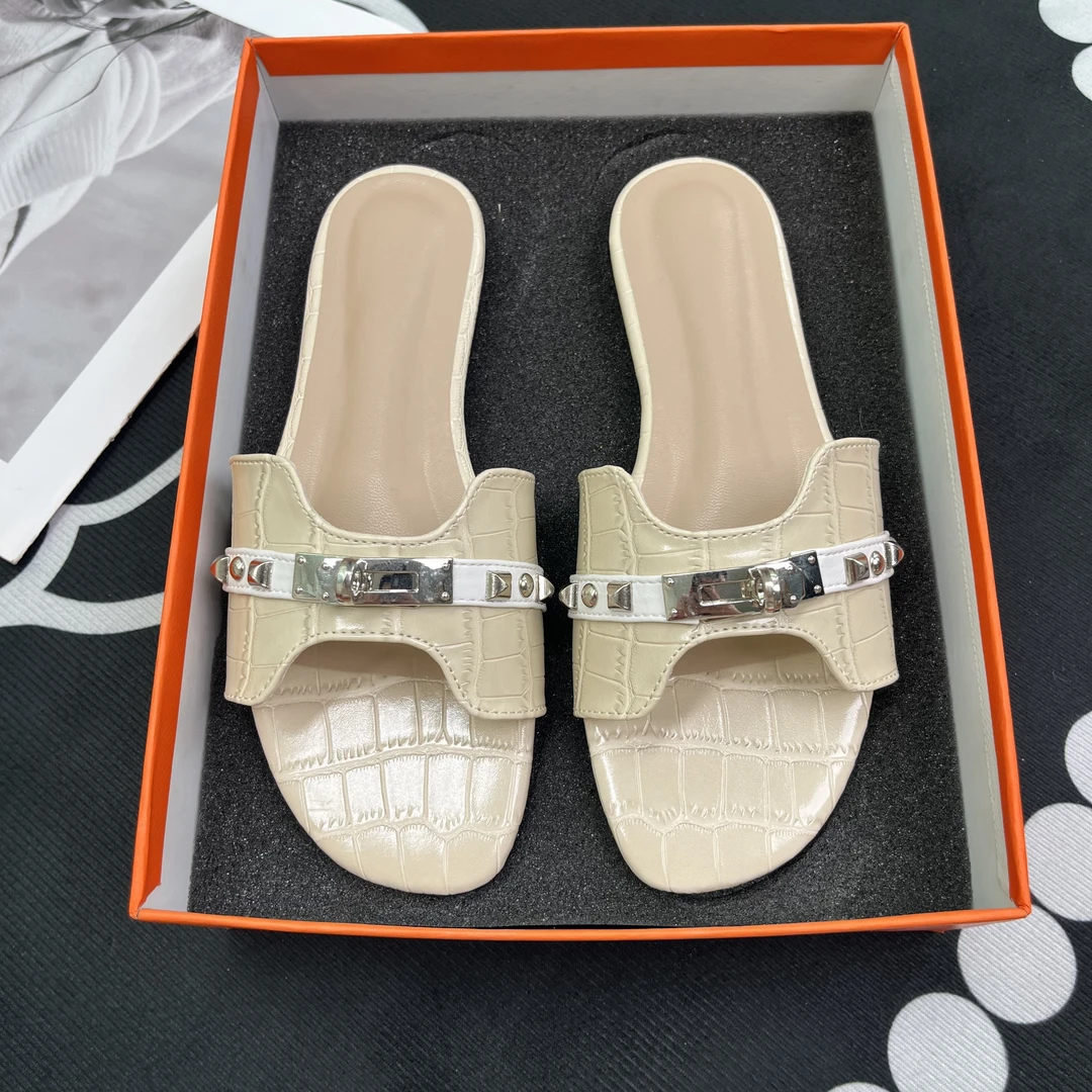 2025新款露趾鳄鱼纹漆皮金属扣平底拖鞋女夏外穿一字拖沙滩凉拖女