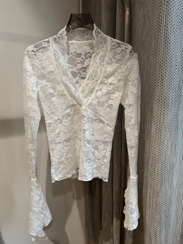 主播推荐 小众设计款 喇叭袖蕾丝上衣